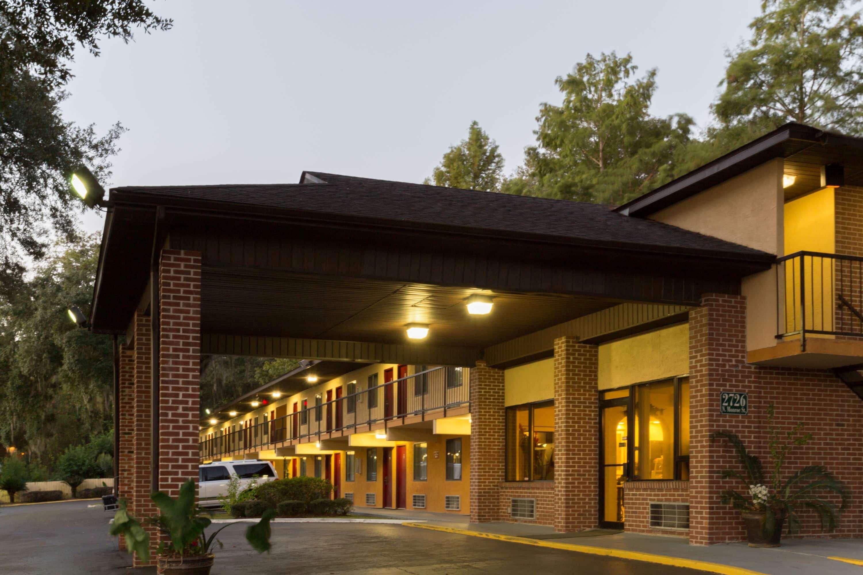 Howard Johnson By Wyndham Tallahassee Extérieur photo