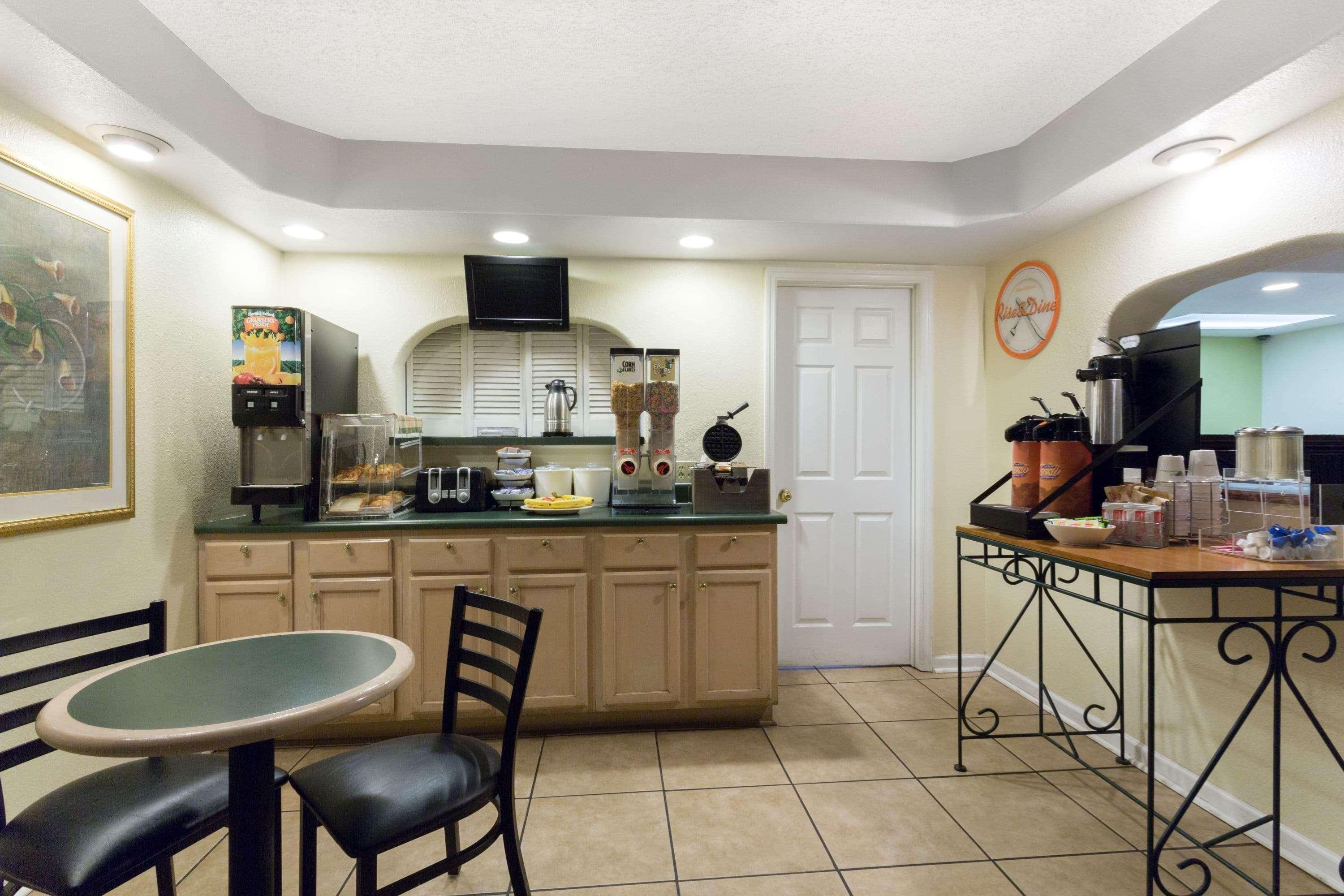 Howard Johnson By Wyndham Tallahassee Extérieur photo