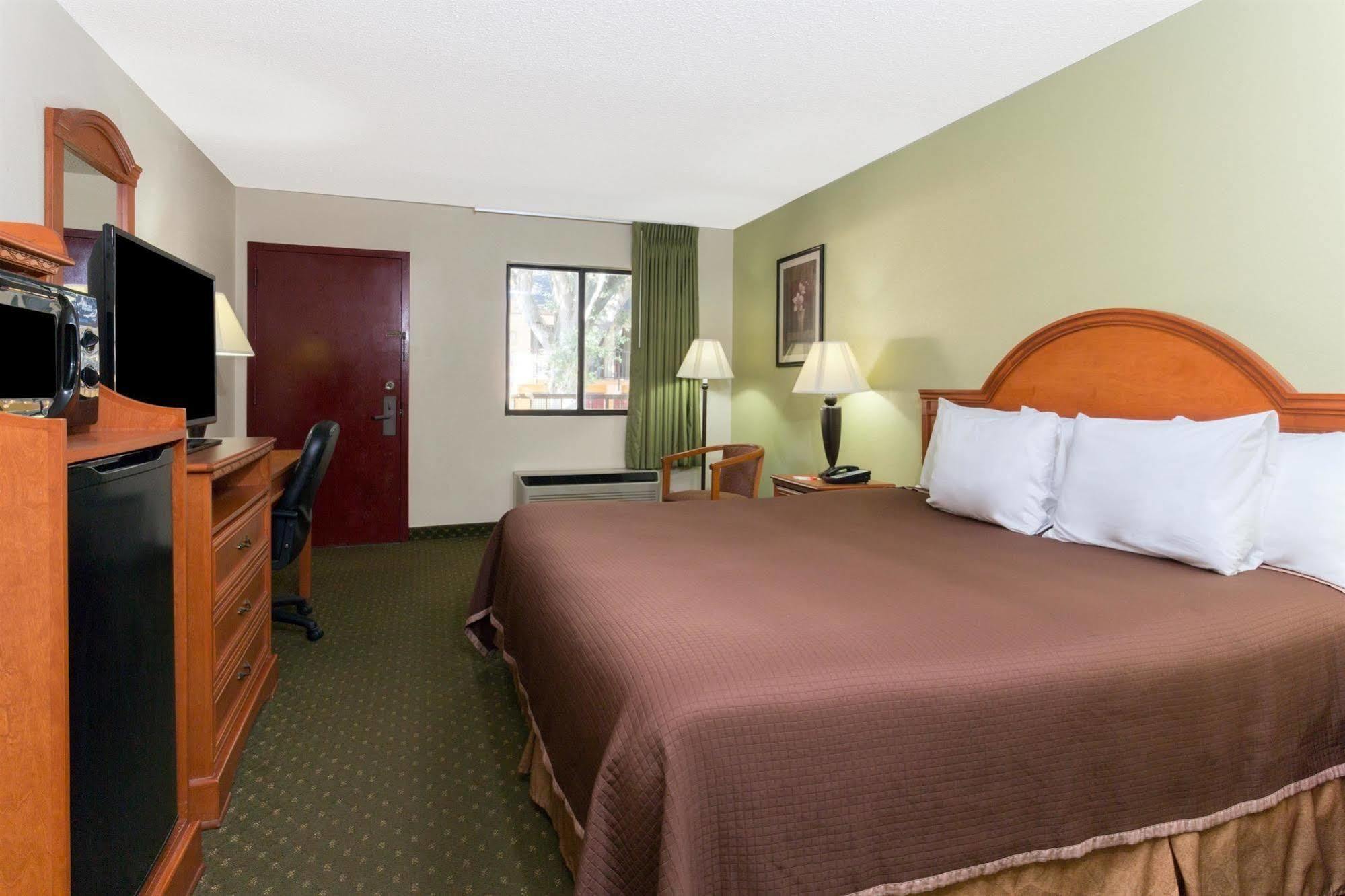 Howard Johnson By Wyndham Tallahassee Extérieur photo